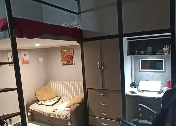 Casa Simples E Bem Localizada No Coracao Do Rio! Proximo Ao Metro Praca Onze!